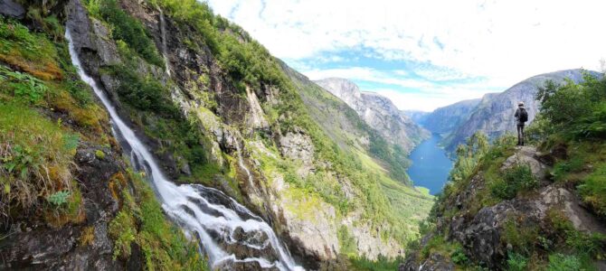 Den 20. Tuftofossen a Gudavangen (Sognefjorden a Naeroyfjorden – nejužší fjord)